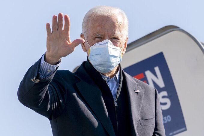 Joe Biden lên máy bay ở New Castle, Delaware để đến Michigan vận động tranh cử cùng Barack Obama hôm 31/10. Ảnh: AP.