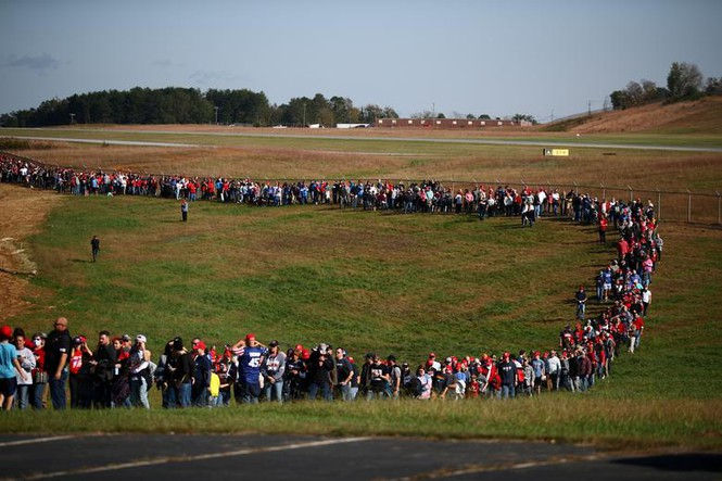 Cử tri xếp hàng đến sự kiện tranh cử của ông Trump ở Hickory (bang Bắc Carolina) ngày 1/11. Ảnh: Reuters