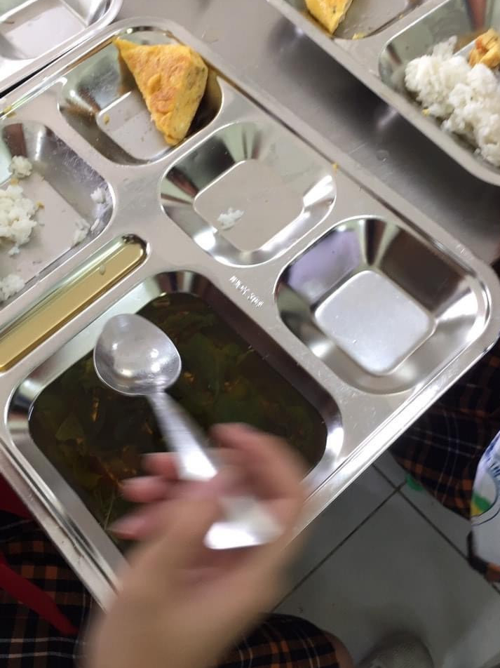 Suất ăn cùng giá 30.000 đồng nhưng mâm cơm ở trường Trần Thị Bưởi (trái) thua thiệt nhiều so với mâm cơm của một trường tiểu học khác nằm trong khu vực quận 9. Ảnh: T.H