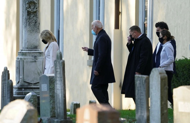 Ông Biden đi thăm mộ con trong Ngày bầu cử. Ảnh: Kevin Lamarque/Reuters