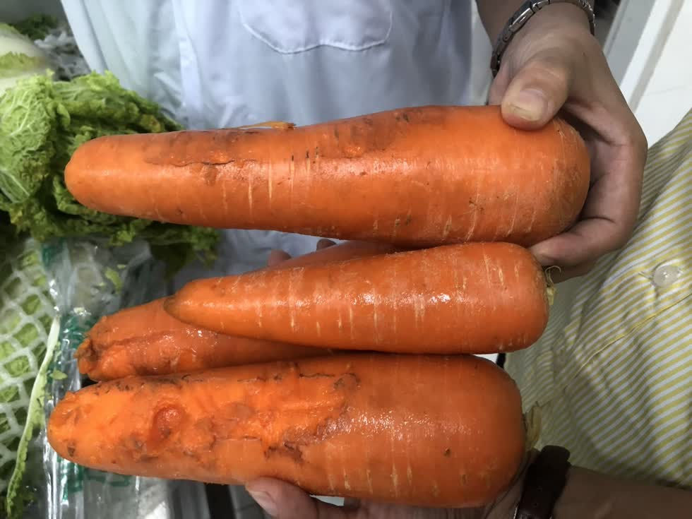 Cà rốt và rau cải thảo dập nát được phụ huynh tìm thấy trong bếp ăn của trường, nhưng bếp ăn vẫn khăng khăng dùng những rau củ này để nấu cho học sinh. Ảnh: T.H
