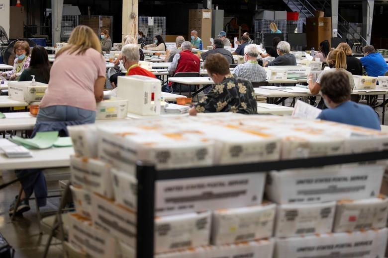 Nhân viên bầu cử sắp xếp thông qua một số trong số hàng ngàn lá phiếu gửi qua thư tại Cơ quan Đăng ký Cử tri quận Cam ở Santa Ana, California. Ảnh: Reuters