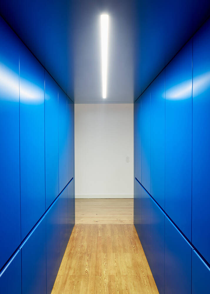 Hiệu ứng ánh sáng tác động mạnh mẽ lên thị giác khiến con người chỉ tập trung chú ý về bức tường chính của căn phòng.