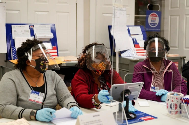 Các nhân viên kiểm phiếu làm việc trong ngày bầu cử. Ảnh: Mark Lennihan/The Associated Press