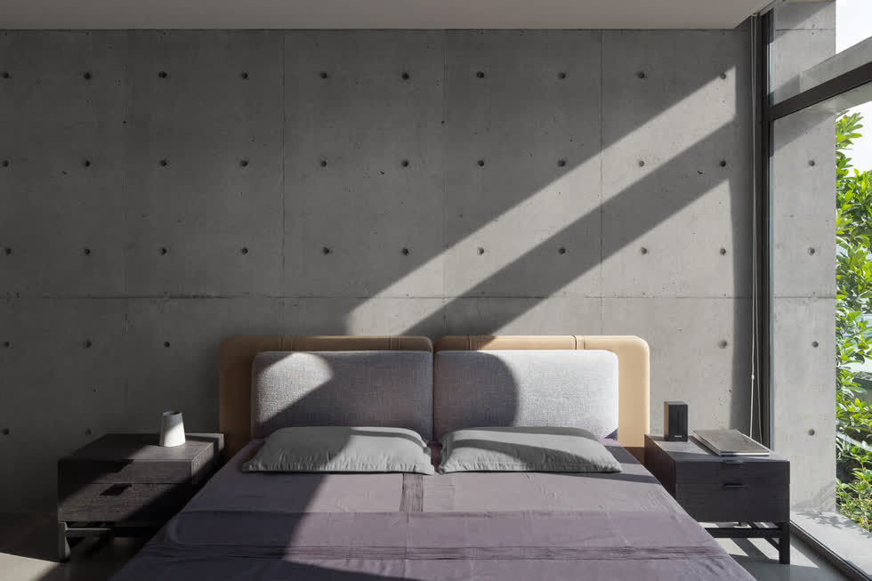 Nội thất trong phòng ngủ cũng mang sắc độ trung tính để tạo nên một tổng thể nhẹ nhàng.