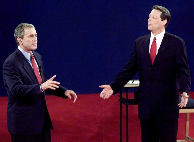 George W. Bush (trái) và Al Gore trong cuộc tranh luận năm 2000. Ảnh: NBC.