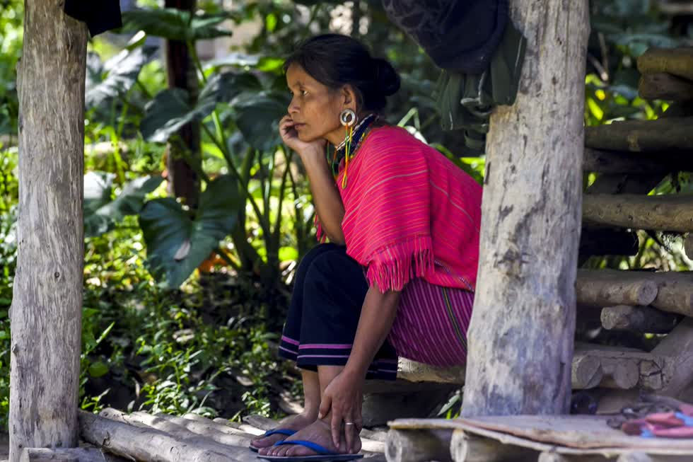 Một phụ nữ của bộ lạc trên đồi Baan Tong Luang trước ngôi nhà của mình. Ảnh: AFP