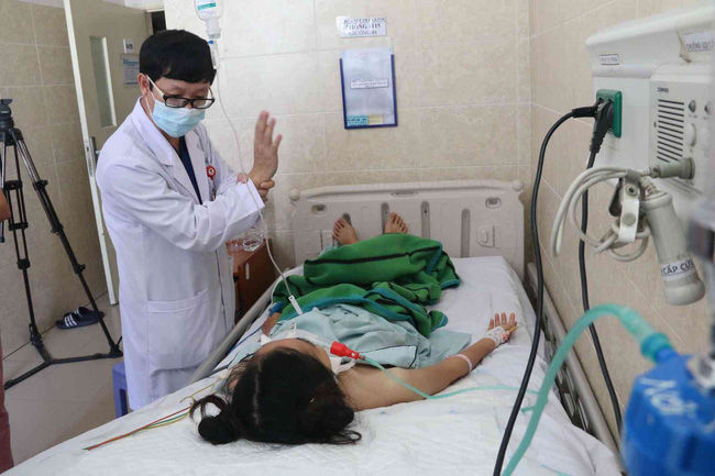 Bệnh nhân ngộ độc pate Minh Chay điều trị tại bệnh viện trước đó. Ảnh: TTXVN