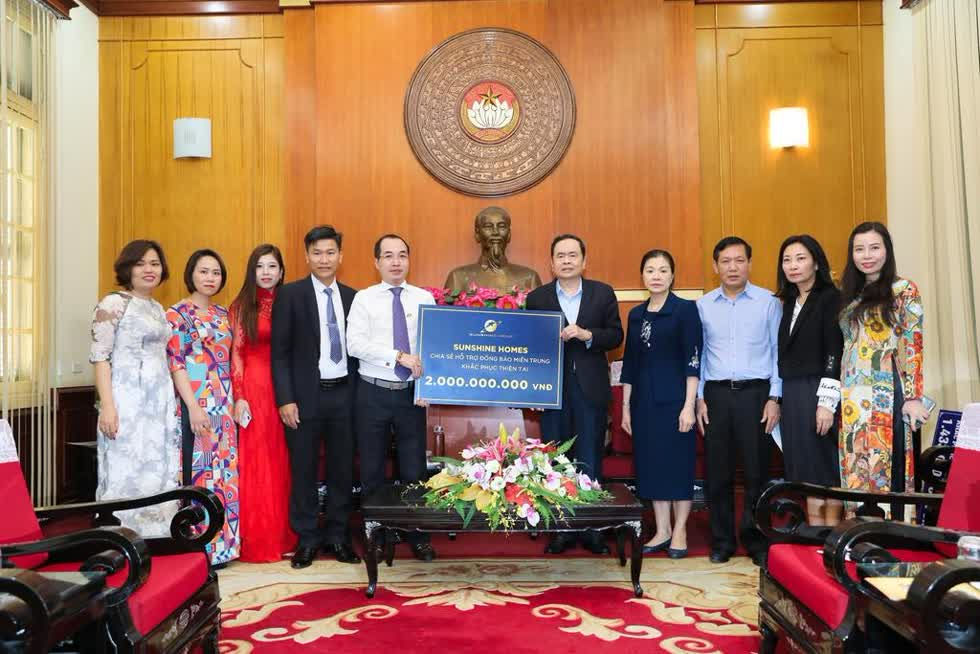 Chủ tịch MTTQ Việt Nam Trần Thanh Mẫn tiếp nhận 2 tỷ đồng tiền ủng hộ của Tập đoàn Sunshine.