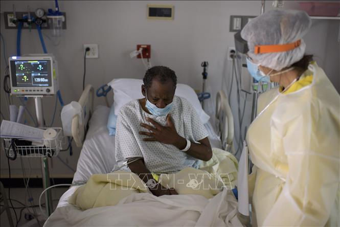 Bệnh nhân mắc COVID-19 được điều trị tại một bệnh viện ở Houston, bang Texas, Mỹ ngày 2/7/2020. Ảnh: AFP/TTXVN 