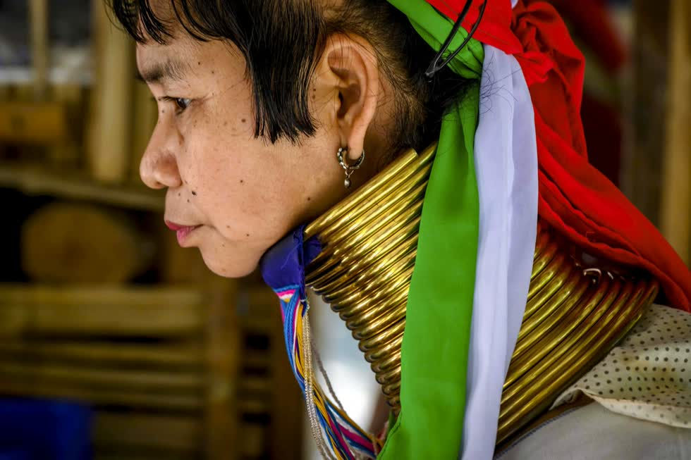 Một phụ nữ người Karen cổ dài tại ngôi làng khi vắng bóng khách du lịch. Ảnh: AFP