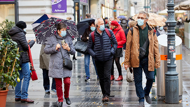   Người dân đeo khẩu trang phòng lây nhiễm COVID-19 tại Vienna, Áo. Ảnh: THX  