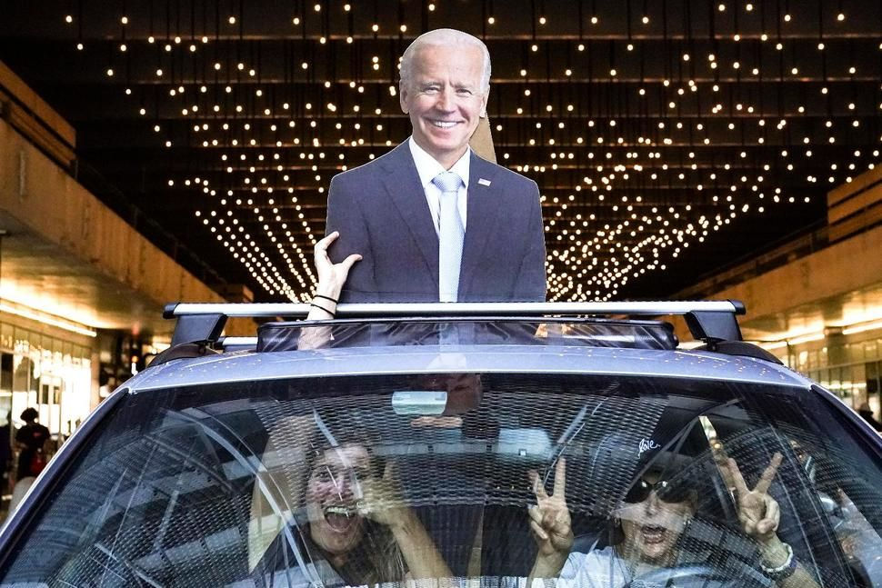 Người Mỹ mừng chiến thắng của ông Biden tại Philadelphia ngày 7/11/2020 sau khi ông Biden được tuyên bố là đã giành chiến thắng trong cuộc bầu cử Mỹ 2020. Ảnh: AP