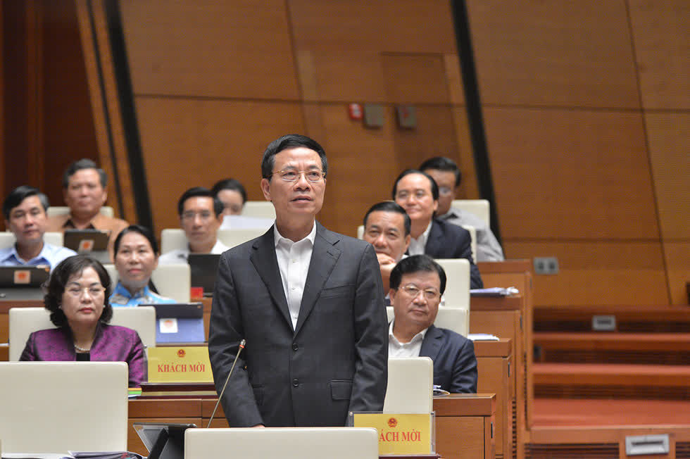 Bộ trưởng Nguyễn Mạnh Hùng trả lời chất vấn tại kỳ họp thứ 10 của Quốc hội khóa XIV. Ảnh: TTXVN