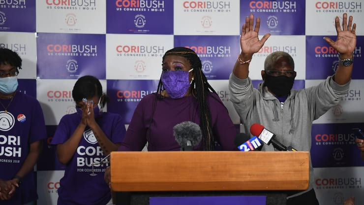 Ứng cử viên Đảng Dân chủ của Missouri - Cori Bush, đọc bài phát biểu chiến thắng của mình tại văn phòng tranh cử vào ngày 4/8/2020 ở St. Louis, Missouri. Ảnh: Getty