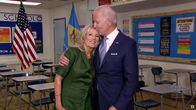 Ứng cử viên tổng thống đảng Dân chủ Joe Biden hôn lên trán vợ ông, bà Jill Biden, khi họ xuất hiện trong sự kiện truyền hình trực tiếp từ bang nhà Delaware, Mỹ ngày 18/8. Ảnh: Reuters