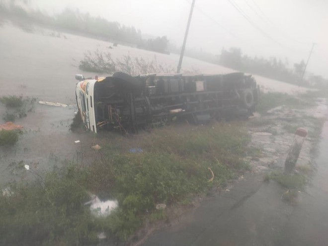   Gió giật mạnh khiến một chiếc xe tải bị lật khi vào khu tái định cư xã Hòa Xuân Nam, TX Đông Hòa, tỉnh Phú Yên.  Ảnh: VTC news  