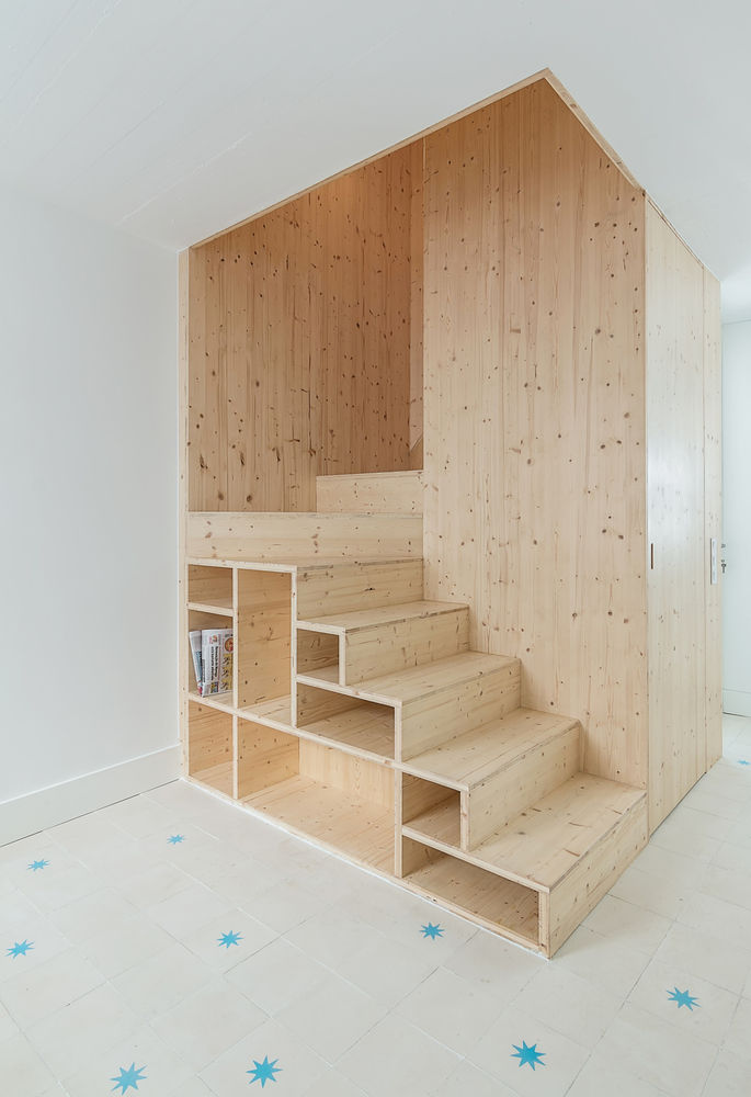 Những ngăn, học tủ chứa đồ kết hợp với cầu thang sẽ tiết kiệm được diện tích trong ngôi nhà. 