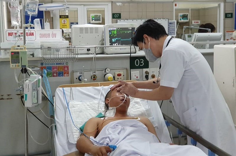 TS, BS Nguyễn Tiến Dũng thăm khám cho một bệnh nhân ngộ độc methanol. Ảnh: Internet.