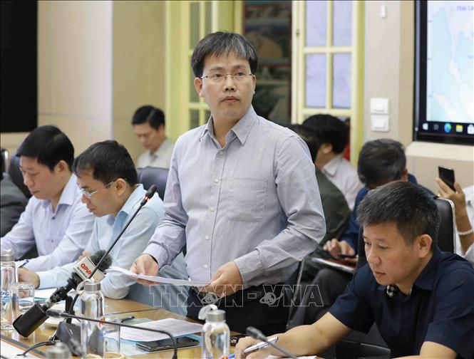 Giám đốc Trung tâm Dự báo Khí tượng thủy văn Mai Văn Khiêm báo cáo về tình hình của bão VAMCO. Ảnh: TTXVN