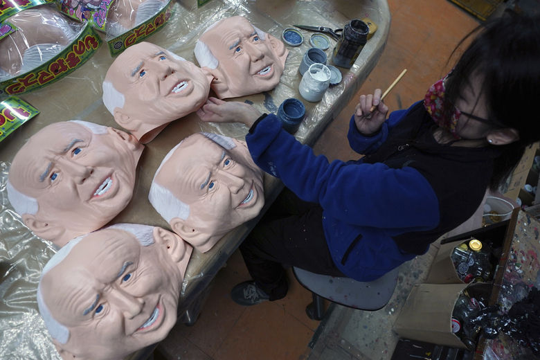Một nhân viên bổ sung các chi tiết cho mặt nạ cao su mô tả Tổng thống đắc cử Joe Biden tại Ogawa Studios. Ảnh: AP