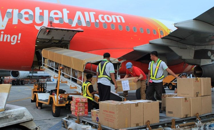 Nhân viên bốc hàng lên máy bay của Vietjet, hãng hợp tác với UPS để xuất hàng từ Châu Á. Ảnh: Vietjet