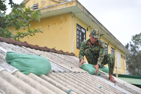 Các chiến sĩ, bộ đội giúp người dân chằng chống mái nhà. Ảnh minh họa