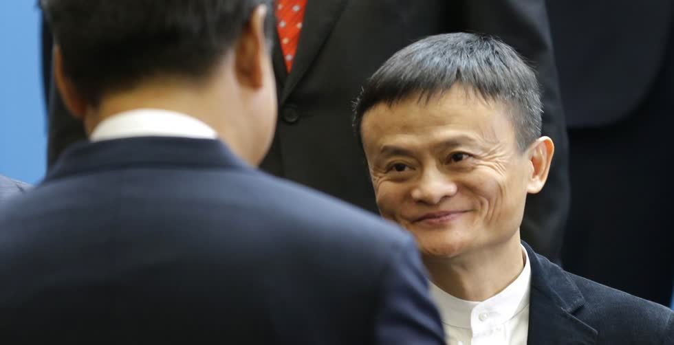 Chủ tịch Trung Quốc Tập Cận Bình (trái) và Jack Ma, khi đó là chủ tịch điều hành của Alibaba, vào năm 2015. Ảnh: PRESS POOL