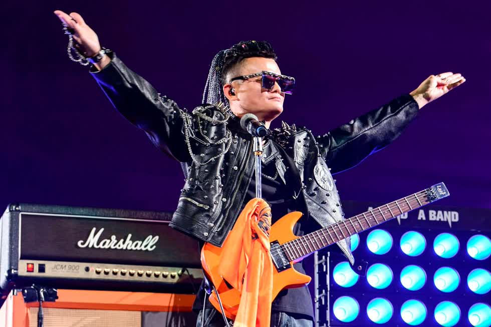   Ông Ma đã kỷ niệm ngày cuối cùng của mình tại Alibaba bằng cách biểu diễn trong một ban nhạc rock trước 40.000 nhân viên của Alibaba và Ant. Ảnh: Getty  