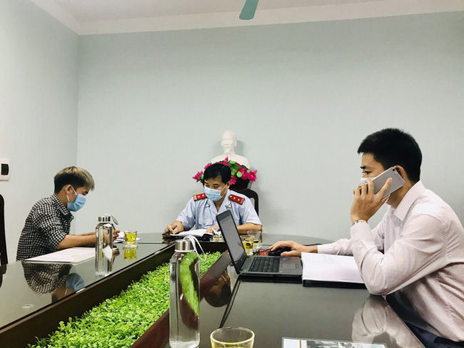 Nguyễn Văn Hưng làm việc với cơ quan chức năng tại Sở TT&TT tỉnh Bắc Giang. Ảnh: Sở TTTT Bắc Giang