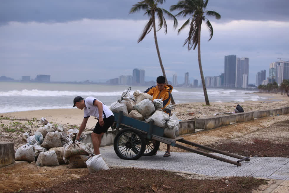 Người dân Đà Nẵng khẩn trương dồn cát vào bao để chằng chống nhà cửa. Ảnh: Gia đình Việt Nam
