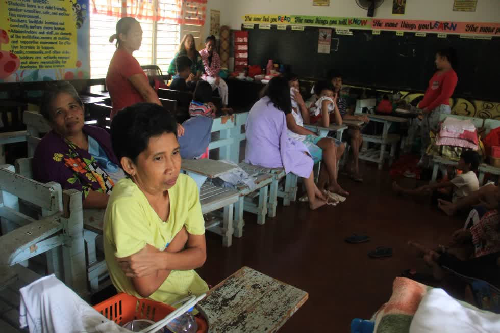 Khoảng 500 nghìn hộ gia đình ở trong và chung quanh thủ đô Manila đã rơi vào cảnh mất điện. Nhiều lớp học trực tuyến và hoạt động của chính quyền trên đảo Luzon bị ngưng trệ. Ảnh: AFP