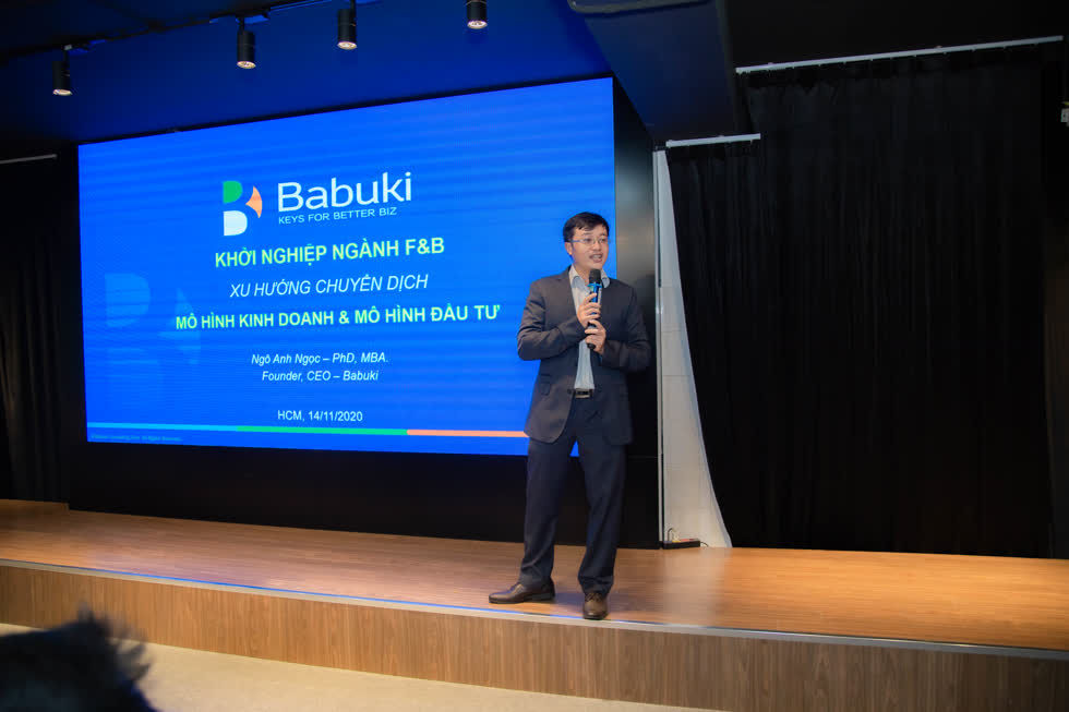 Ông Ngô Anh Ngọc - CEO Babuki chia sẻ về Xu hướng ngành F&B trong buổi hội thảo. Ảnh: Hải Đăng.