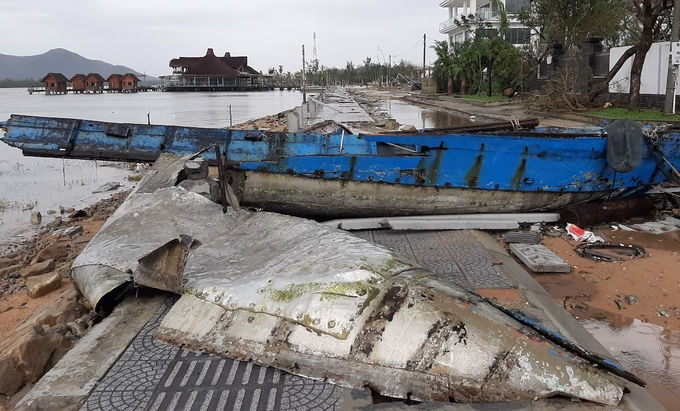 Gió bão và sóng biển làm hư hỏng tuyến đường đi bộ ở thị trấn Lăng Cô (huyện Phú Lộc).
