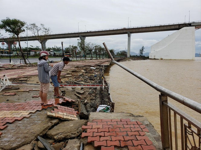Vỉa hè dọc bờ sông Hàn bị sóng lớn làm sụt lún nghiêm trọng.
