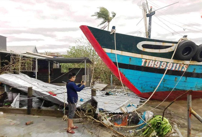 Bão số 13 đẩy tàu thuyền làm sập nhà dân ở Thuận An (Phú Vang, TT-Huế). Ảnh: Tiền Phong