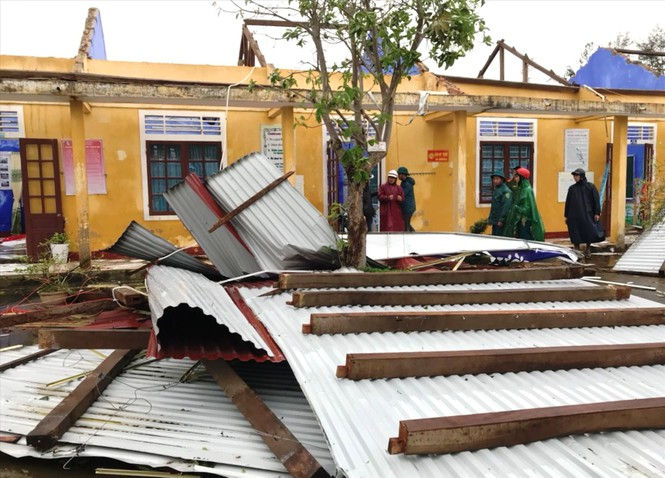 Mái tôn trường tiểu học tại xã ven biển Phú Thuận (huyện Phú Vang, Thừa Thiên-Huế) bị bão thổi bay. Ảnh: Tiền Phong