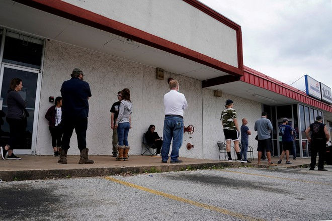 Những người mất việc xếp hàng chờ báo tình trạng thất nghiệp tại Trung tâm Lực lượng lao động Arkansas thuộc thành phố bang Arkansas, Mỹ. Ảnh: REUTERS