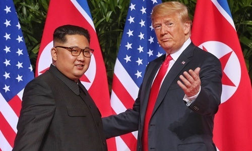 Tổng thống Mỹ Trump (phải) và lãnh đạo Triều Tiên Kim Jong-un tại Singapore năm 2018. Ảnh: AFP.