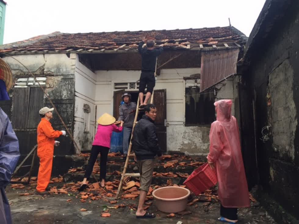 Người dân hỗ trợ nhau sửa chữa nhà cửa sau bão số 13. Ảnh: VOV