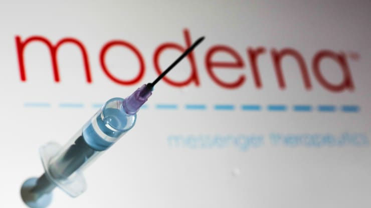   Ống tiêm y tế minh họa cho vaccine COVID-19 của công ty Moderna. Ảnh: Jakub Porzycki  