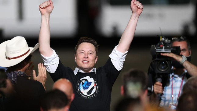  CEO tỉ phú Elon Musk sau khi phóng thành công tên lửa SpaceX Falcon 9 vào ngày 30/5. Ảnh:Getty Images 