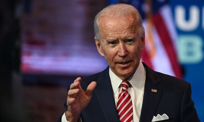 Tổng thống đắc cử Biden trả lời phóng viên tại Wilmington, bang Delaware, hôm 16/11. Ảnh: AFP.