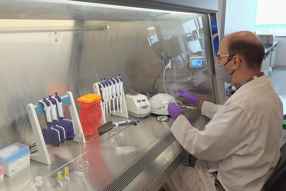 Kỹ thuật viên của Pfizer đang kiểm tra vaccine tại phòng thí nghiệm ở St. Louis, Mỹ. Ảnh: Reuters