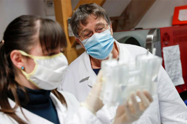 Giáo sư Noemi Lukacs (phải) và đồng nghiệp Alexandra Torok kiểm tra độ tinh khiết của một kháng thể.