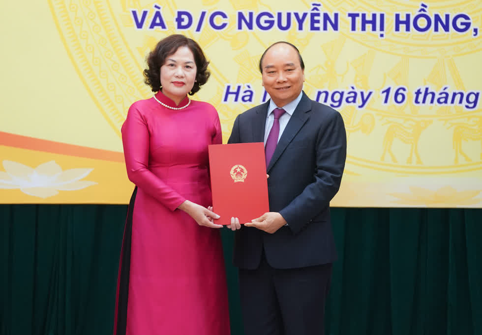 Thủ tướng Nguyễn Xuân Phúc trao Quyết định bổ nhiệm Thống đốc Ngân hàng Nhà nước cho bà Nguyễn Thị Hồng. Ảnh: VGP