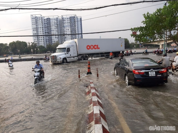 Triều cường dâng cao khiến đường Trần Xuân Soạn (quận 7) như chìm trong biển nước. Ảnh Giao thông