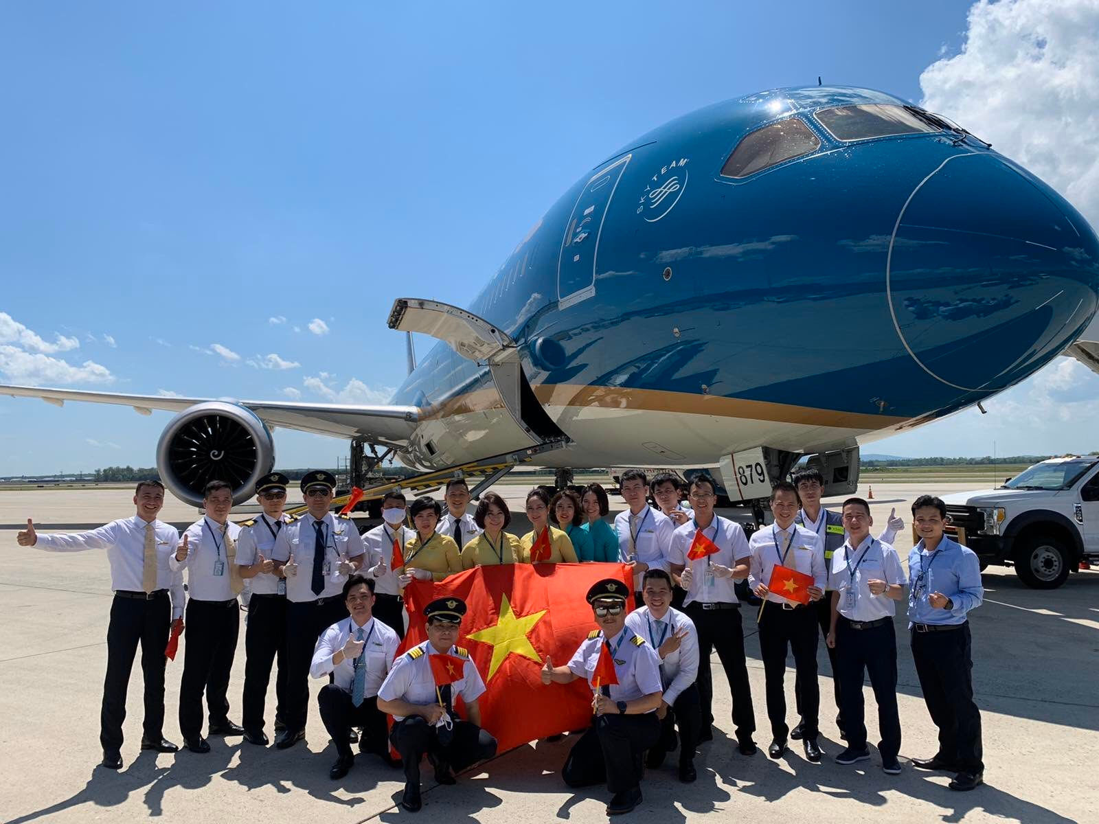 Tổ bay VN1 trước giờ lên đường làm nhiệm vụ đưa công dân Việt Nam hồi hương do đại dịch Covid-19, tháng 5/2020. Ảnh: VNA 