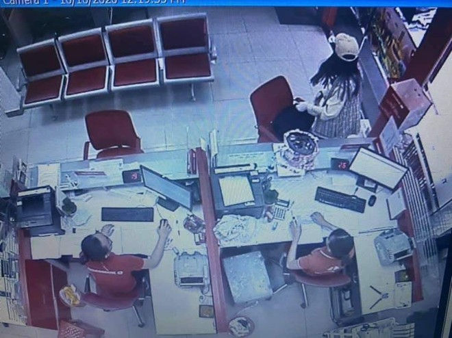 Nghi can Phùng Thị Thắng thực hiện vụ cướp nhanh gọn trong 5 phút, đã lấy đi 2,1 tỷ đồng. Ảnh trích từ camera.