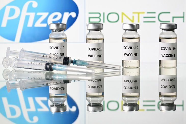 Vaccine ngừa COVID-19 do hai hãng dược Pfizer (Mỹ) và BioNTech (Đức) phối hợp phát triển có mức độ hiệu quả lên tới hơn 90% trong giai đoạn 3 thử nghiệm trên người.Ảnh: AFP